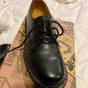 Women's Dr. Martens Oxford Size 9
